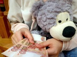 Семьи, в которых родилось одновременно трое и более детей, продолжают поддерживать в Морозовском районе 