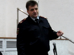 Бабушка, расталкивая полицейских, в Морозовске пыталась отправить последние деньги мошенникам