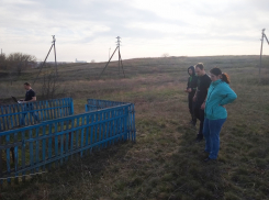 Большое захоронение может находиться рядом с безымянной могилой возле школы №4 в Морозовске, - поисковики