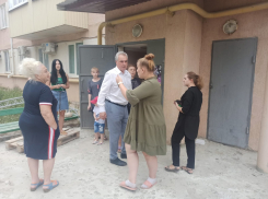 Отключения света и трескающийся дом: Виктор Халын назвал проблемы морозовчан, над которыми уже идет работа