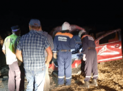 Водитель чудом остался жив: На трассе под Морозовском несколько раз перевернулся автомобиль