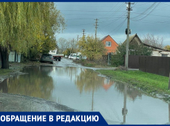 Каким образом обходить это «море»? – морозовчанка об огромной луже на улице Каруна