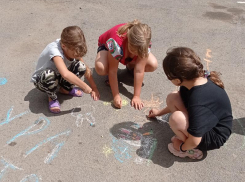 Ребята из хутора Вишневка рисовали на асфальте солнечное лето 