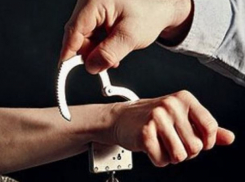 Изготовившим наркотики из дикорастущей конопли морозовчанам назначили более трех лет лишения свободы