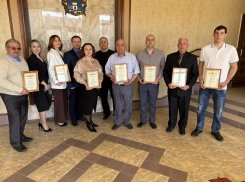 Лучших работников ЖКХ Морозовского района отблагодарили грамотами