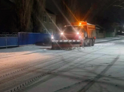 В Морозовске вышли на ночную борьбу со снегом