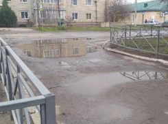 Лужи на заезде в школу №4 в Морозовске исчезнут в 2024 году