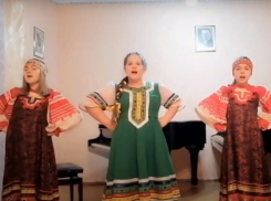 Красивым онлайн-концертом поздравили прекрасную половину воспитанники Морозовской детской школы искусств