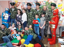 Ветераны-пограничники по-семейному поздравили детей из приюта и пожилых морозовчан