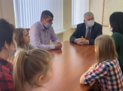 Две многодетные молодые семьи Морозовского района получили сертификаты на приобретение жилья