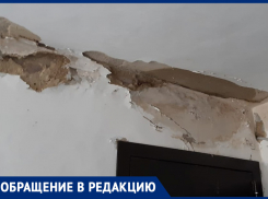 Штукатурка падает практически на голову, до самого кирпича уже дошло, - жители дома 195 на улице Ворошилова в Морозовске