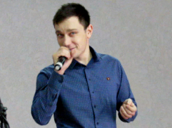 Эрик Завражин спел как мушкетер на празднике «Поверь в себя» и попал на видео в Морозовске