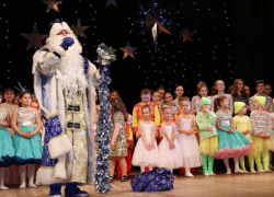 Настоящую атмосферу Рождественского чуда создали морозовские артисты на праздничном концерте в районном Доме культуры