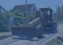 В Морозовске проходят работы по грейдированию участков дорог 