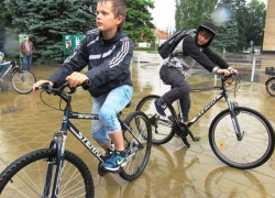 Смелая молодежь совершила велопробег под проливным дождем в Морозовске 