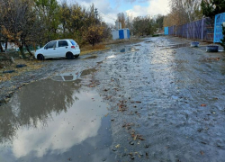 Жители Морозовска пожаловались на отвратительное состояние парковки на Руднева