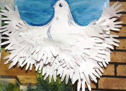 Чтобы в мире не было войны! - говорили дети, выпуская в небо символичных голубей