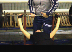 Хрупкая девушка подняла штангу весом 100 кг и попала на видео в Морозовске