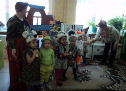 Воспитанники младшей группы детского сада "Колобок" в Морозовске сыграли в первом в своей жизни спектакле