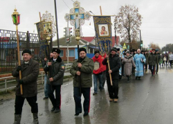 Крестным ходом с хоругвями прошли прихожане храма к поклонному кресту в Морозовске