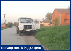 Кто-то деньги получает, а кому-то нюхать: Нечистоты сливают прямо в канализационный люк