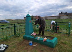 Сотрудники полиции вместе с добровольцами покрасили памятник в хуторе Морозов 