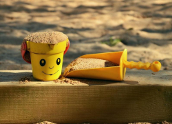 Пришедшие в негодность элементы детских площадок в Морозовске демонтируют