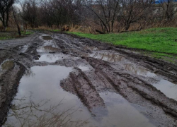 Дорогу в переулке Береговой в Морозовске обещали выровнять после восстановления специализированной техники