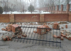 Неизвестные в Морозовске разгромили забор школы №4