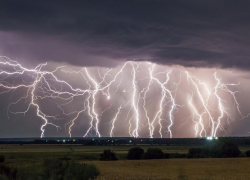 Штормовое предупреждение от МЧС: на Дону ожидаются ливни с грозами и сильный ветер 