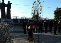 Память погибших в битве за освобождение Морозовска  почтили минутой молчания и троекратным оружейным залпом