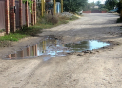 Жители улицы Беляевского в Морозовске четыре года прождали обещанный ремонт водостока 