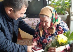 С пожеланиями здоровья и долголетия глава Гагаринского сельского поселения вручил труженикам тыла юбилейные награды