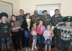 Пограничники Морозовска поздравили подарками и сладостями бабушек и девочек из приюта