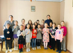 В Морозовске первоклассников детской школы искусств посвятили в юные художники