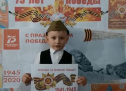 Воспитанники детского сада в поселке Знаменка поучаствовали в акции ко Дню Победы и показали, чем занимаются на самоизоляции дома