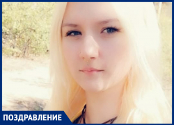Полину Чехун с 18-летием поздравили родители и сестры