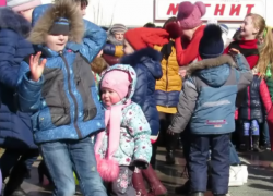 Зрители подхватили задор танцевального конкурса и устроили дискотеку у "Самолета" в Морозовске