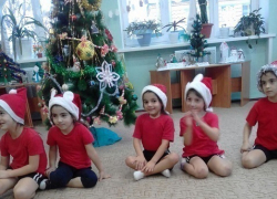 «Новогодние старты» малыши детского сада "Вишенка" прошли в костюмах "Морозиков"