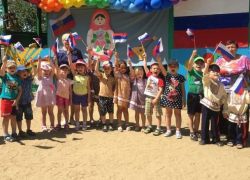 Зажигательными танцами, хороводами и патриотичными песнями отпраздновали День России в детском саду "Колобок"