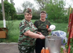 Каждый желающий мог угоститься вкусной кашей и выпить горячего чаю на акции в хуторе Старопетровский