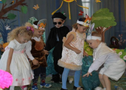 Белыми розами и сказкой поздравили мам малыши в хуторе Парамонов