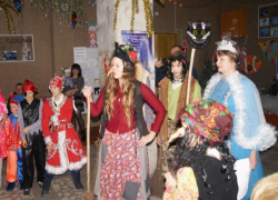 Представлением, дискотекой со сказочной старухой и подарками от настоящего Деда Мороза отметили Новый год в хуторе Вознесенский