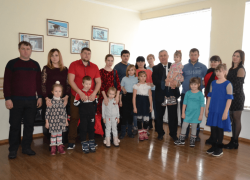 Одиннадцати молодым семьям Морозовского района помогли с приобретением жилья