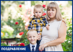 Елену Бирюкову поздравили с Днем рождения сестра и родители