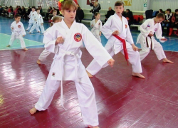 Босиком на ледяном полу - юные каратисты в Морозовске показали чудеса выносливости