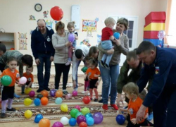 Ребята отправились на "паповозе" в увлекательное путешествие по армейским будням в детском саду "Жемчужинка"