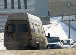 Газель с иногородними бегунами создала затор возле туннеля в центре Морозовска и попала на видео