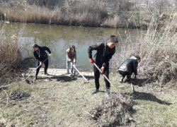 Волонтеры школьной организации "ВИТА" в Морозовске очистили участок берега реки Быстрой от мусора 