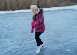 Маленькая фигуристка на импровизированном катке поразила морозовчан и попала на видео